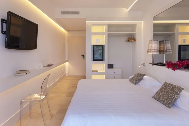 غرفة كلاسيكية بسريرين منفصلين بشرفة، Hotel Alpha 1/7
