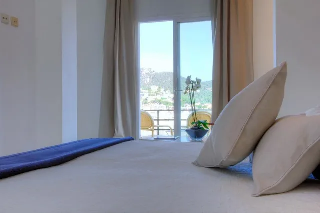 غرفة بسرير مزدوج بإطلالة على البحر بشرفة، Hotel Brismar affiliated by FERGUS 2/3