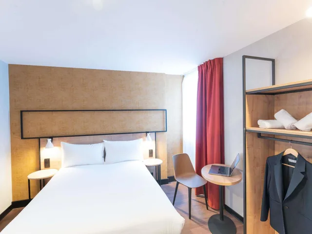 غرفة متصلة بسرير مزدوج وسريرين منفصلين، Kyriad Paris Nord Porte de Saint Ouen Formely Alliance Hotel Paris Porte de Saint Ouen 13/20