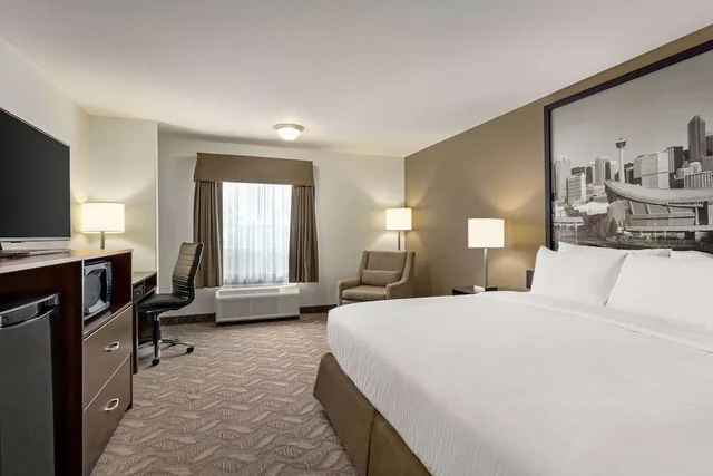 غرفة بزنس بسرير كينج، Super 8 by Wyndham Calgary Shawnessy Area 2/10