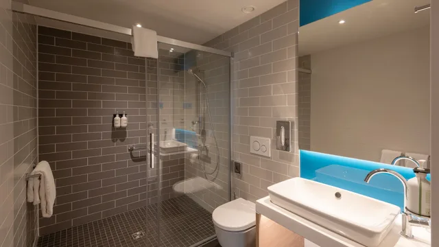 غرفة قياسية ركنية بسرير كوين، Holiday Inn Express Munich North, an IHG Hotel 4/5