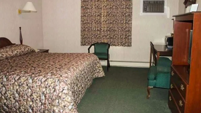 غرفة بسريرين كوين بمطبخ صغير، Traveller S Inn 3/8