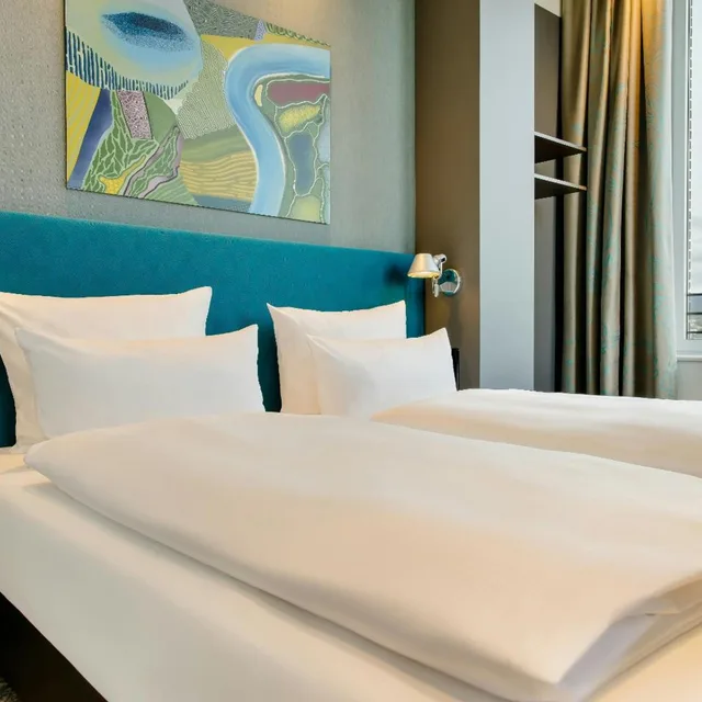 Room, Queen Bed, Hotel Motel One Wiesbaden 5/8
