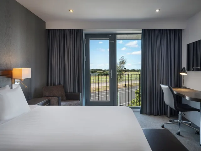 Premium, King Bed, Resort View، Holiday Inn Huntingdon - Racecourse 1/3