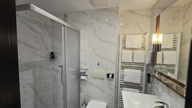غرفة بسريرين منفصلين وأسرّة بطابقين وسرير بطابقين، Hotel Konig 3/6