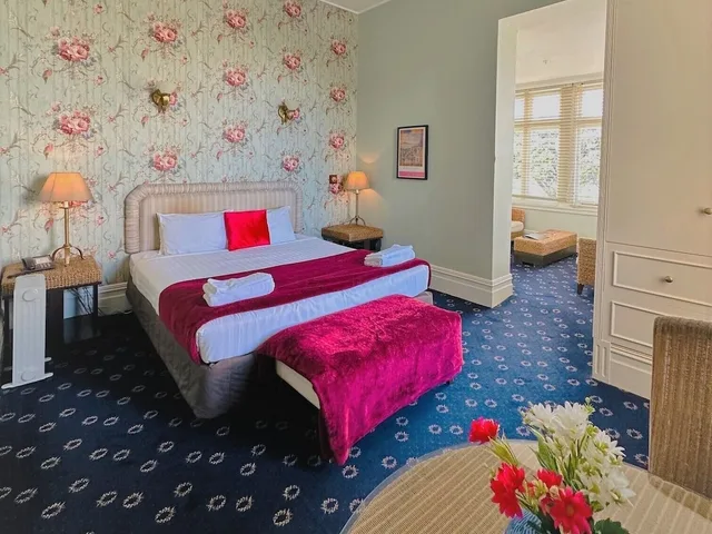 Sunroom, King Bed, Harbour View، The Esplanade Hotel 3/4