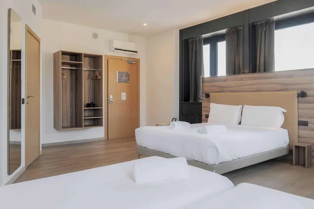 غرفة قياسية رباعية بسرير كوين مع أريكة، B&B HOTEL Prato City Center 3/8