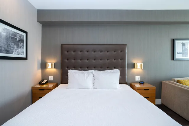 غرفة قياسية بسرير كينج مع أريكة، Sandman Hotel Hamilton 2/4
