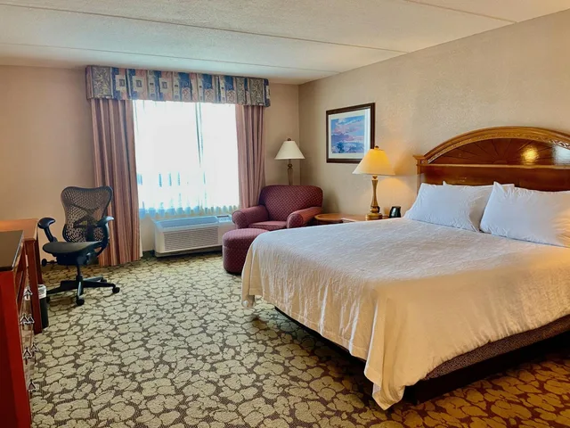 غرفة بسرير كينج بجاكوزي، ACP Hotel Houston Westchase, MOD Collection by Sonesta 2/10