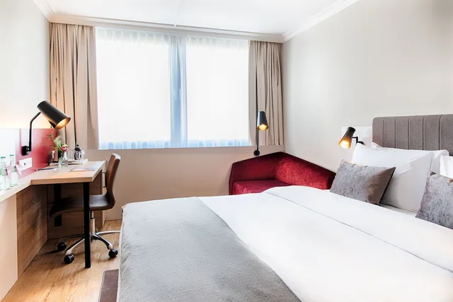 غرفة قياسية بسرير كوين في طابق مرتفع، Crowne Plaza Frankfurt Congress Hotel 3/7