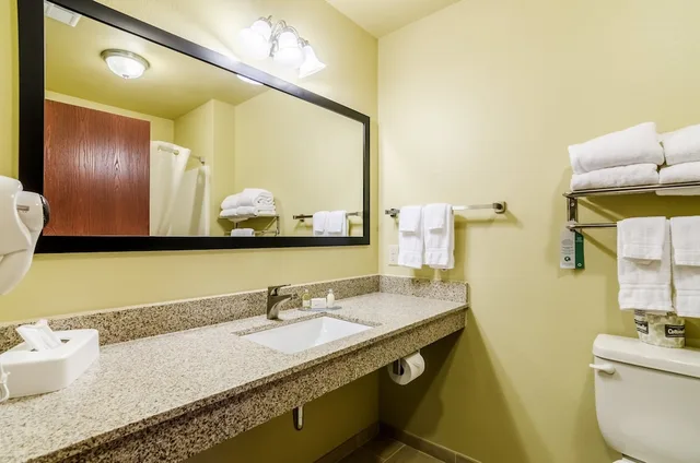 جناح بسرير كينج، Cobblestone Inn & Suites - Oberlin 3/4