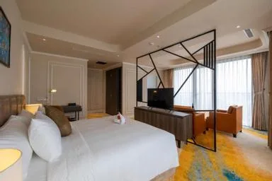 غرفة بريميير بسرير كوين بشرفة، La Vela Hue Hotel 2/2