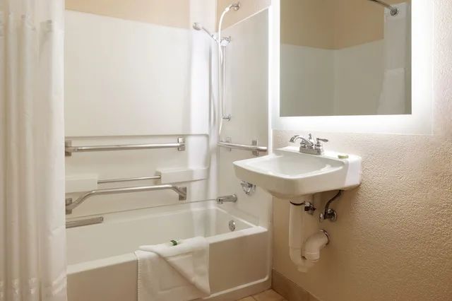 جناح استوديو بسرير كوين لذوي الإعاقة، Larkspur Landing Milpitas - An All-Suite Hotel 2/2