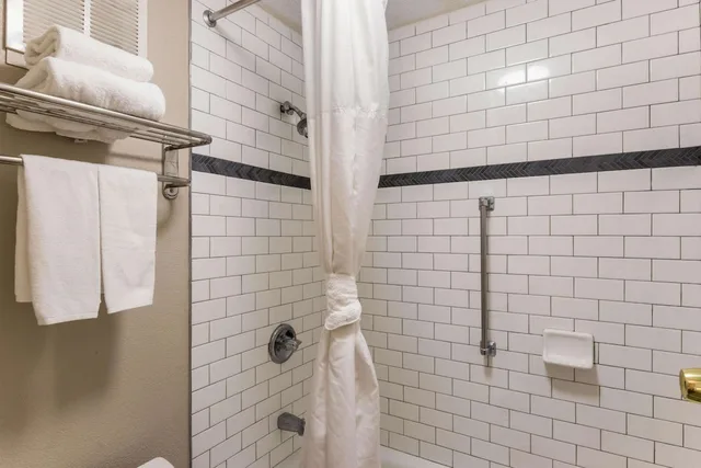 غرفة قياسية بسرير كينج مع أريكة، Econo Lodge Gainesville Downtown Area 5/5
