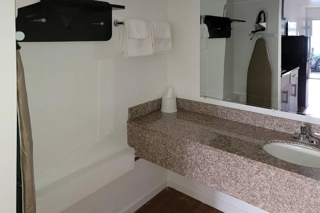 جناح بسريرين كوين، Rodeway Inn & Suites Rancho Mirage - Palm Desert Area 5/6