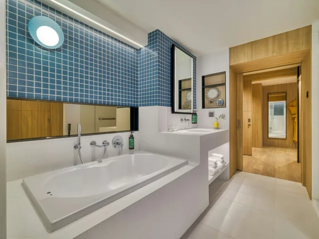 جناح بإطلالة على الفناء بشرفة بغرفة نوم واحدة، voco Bangkok Surawong by IHG 4/5
