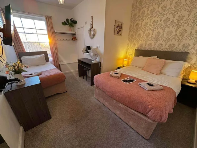 Silver, Family, 1 Double and 1 Single Bed، Hotel Mon Ami 7/10