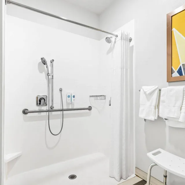 غرفة عائلية بسريرين كوين مع أريكة لذوي الإعاقة، Comfort Inn & Suites at Sanford Sports Complex 6/6