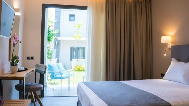 غرفة قياسية بسرير كوين مع أريكة، Costa Domus Blue Luxury Apartments 1/4