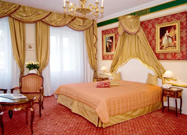 Superior, Queen Bed, Bristol Salzburg 3/6