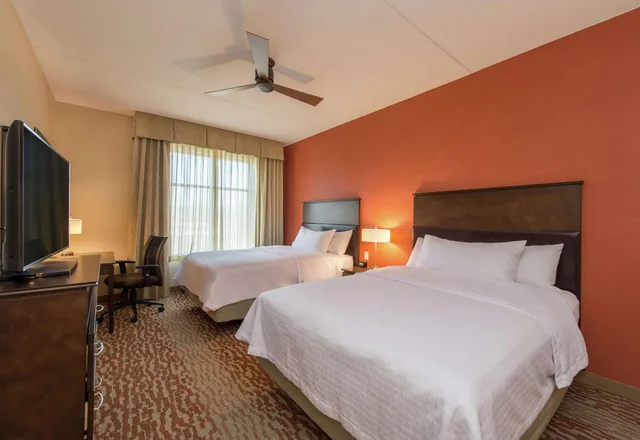 جناح بسريرين كوين بغرفة نوم واحدة مع أريكة، Homewood Suites By Hilton Boston Marlborough 2/3