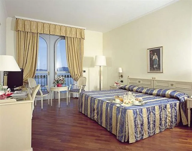 غرفة سوبيريور بإطلالة على البحيرة، Hotel Savoy Palace 4/10