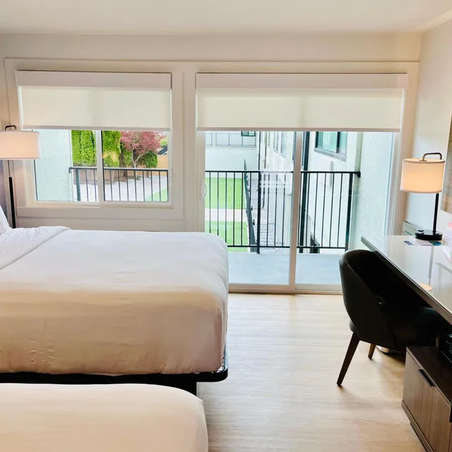 غرفة كبيرة بسرير كينج بشرفة، Clarion Pointe Mount Vernon - Burlington WA 1/2