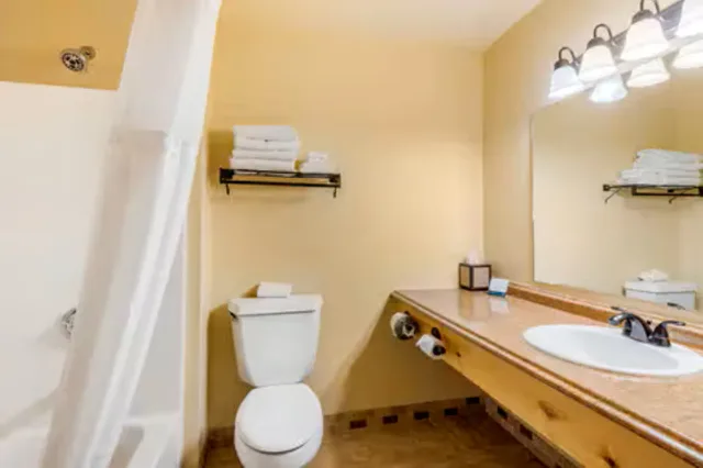 Upgrade, Efficiency, Suite, 2 Queen Beds، Quality Inn Ouray CO 3/3