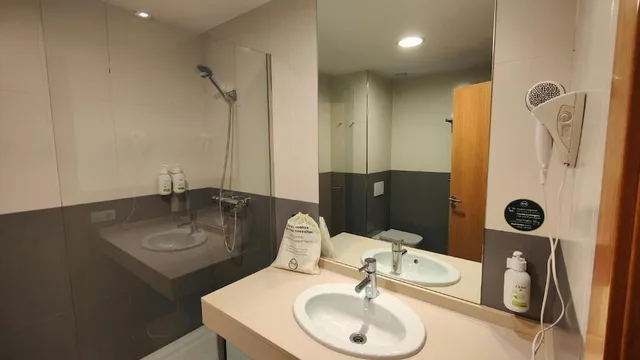 غرفة بسريرين منفصلين، B&B HOTEL Miranda de Ebro 3/7