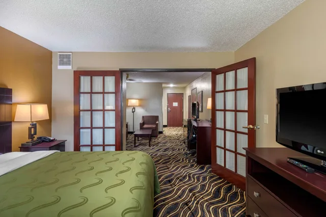 جناح بسرير كينج لذوي الإعاقة، Quality Suites Addison-Dallas 3/5