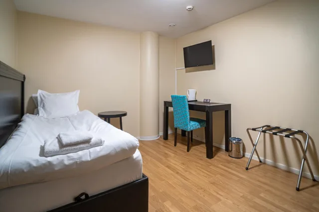 Compact, Shared Bathroom, No Window, Small, Injoy Premium Solna 2/4
