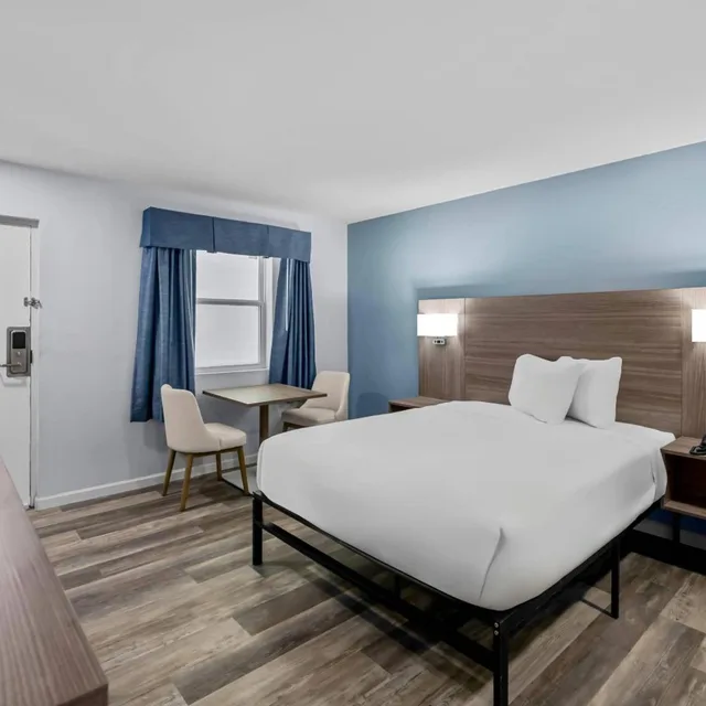 Efficiency, Queen Bed, Exterior Entrance، Birchwood Suites 1/6