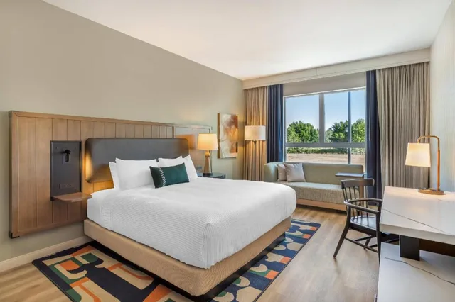 Upgrade, Efficiency, Suite, King Bed، Cambria Hotel Templeton - Paso Robles 1/3
