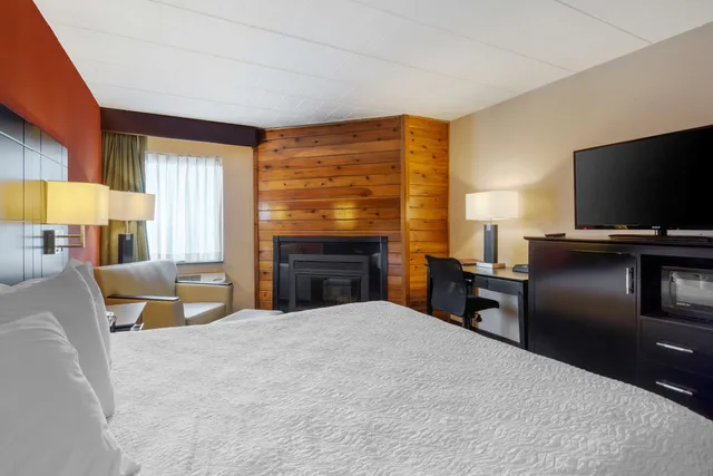 غرفة قياسية بسرير كينج بحوض جاكوزي، Best Western Plus Poconos Hotel 3/6