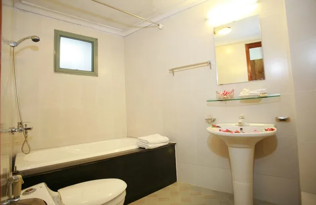 غرفة بريميوم ثلاثية بسرير كوين وسرير فردي بإطلالة على المدينة، Urban Alley Hotel 3/3