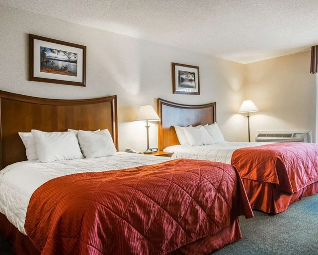 غرفة خارجية قياسية بسريرين كوين، Spark by Hilton Lake George Outlets 2/4