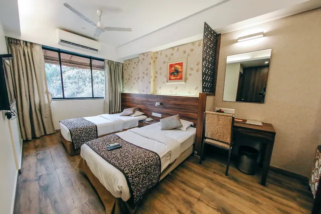 غرفة فاخرة بسريرين منفصلين بغرفة نوم واحدة، HOTEL MAHARANA INN 7/10