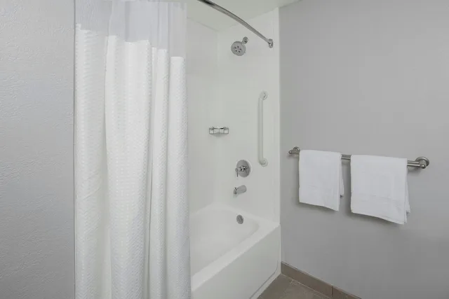 غرفة بسرير كينج لذوي الإعاقة، Courtyard By Marriott Tampa Oldsmar 4/4