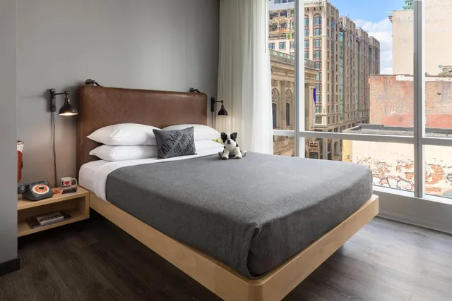 Backstage, Guest Room, Queen Bed، Moxy Boston Downtown 4/10