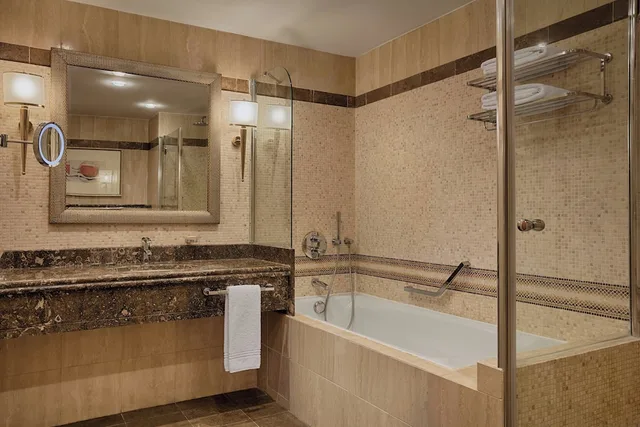 غرفة بسريرين منفصلين بإطلالة على البحر، Sheraton Club Des Pins Resort 4/6