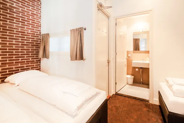 غرفة أساسية رباعية بسرير مزدوج وسريرين منفصلين بغرفة نوم واحدة، Hotel Not Hotel 3/4