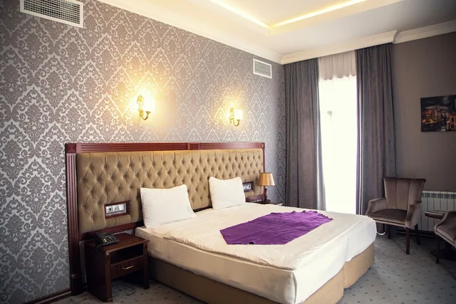 Deluxe, Twin Beds, Capitol Hotel 2/6