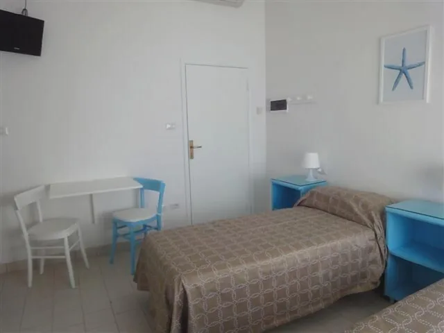 غرفة ثلاثية بسرير مزدوج وسرير فردي بحمام خاص، STELLA MARINA 2/4