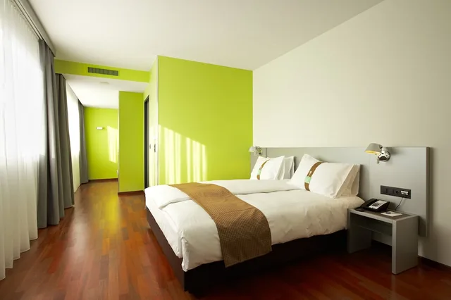 غرفة بريميوم ركنية بسرير كينج، Holiday Inn Zurich Messe 2/5