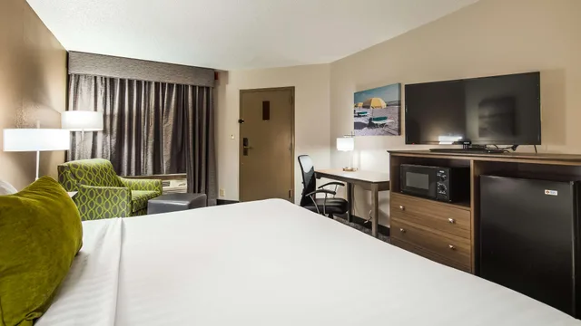 غرفة ثلاثية بسرير كينج، Best Western Center Inn 1/9