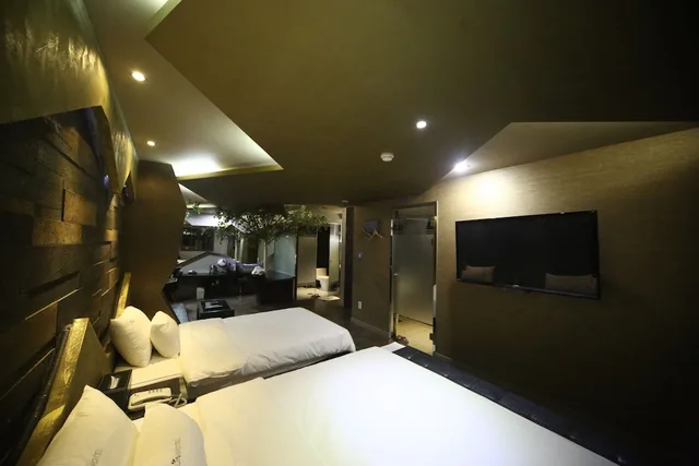 Suite, 1 Double and 1 Single Bed, Hotel June Haeundae 3/3