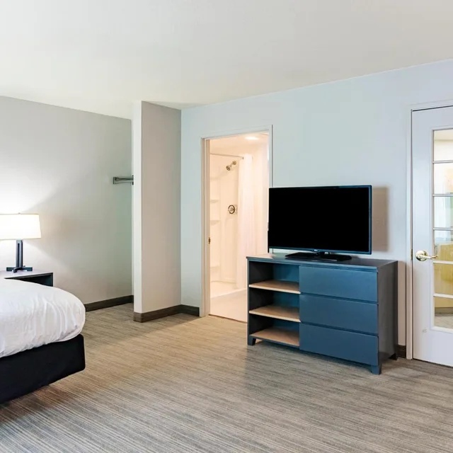 جناح بسرير كينج بحوض جاكوزي، Country Inn & Suites by Radisson, Appleton Airport - Fox River Mall Area 3/6