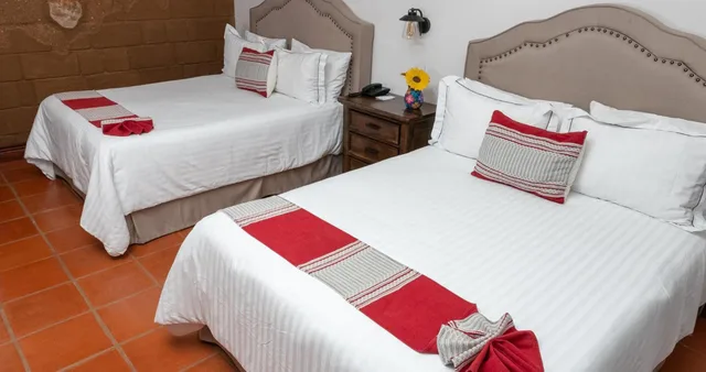 جناح جونيور، Hotel La Casa de Adobe 7/10