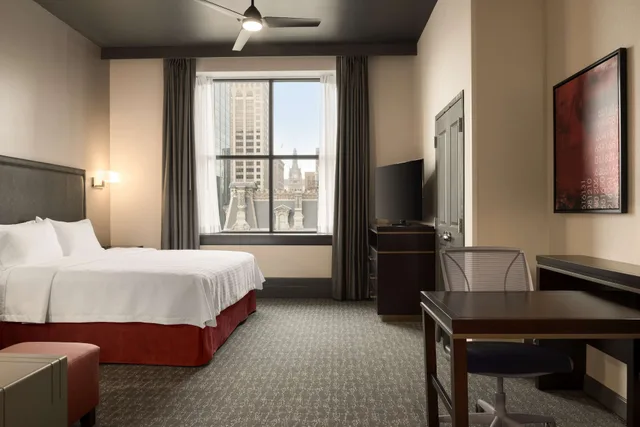 غرفة بريميوم بسرير كينج بحوض استحمام، Homewood Suites By Hilton Milwaukee-Downtown 10/10