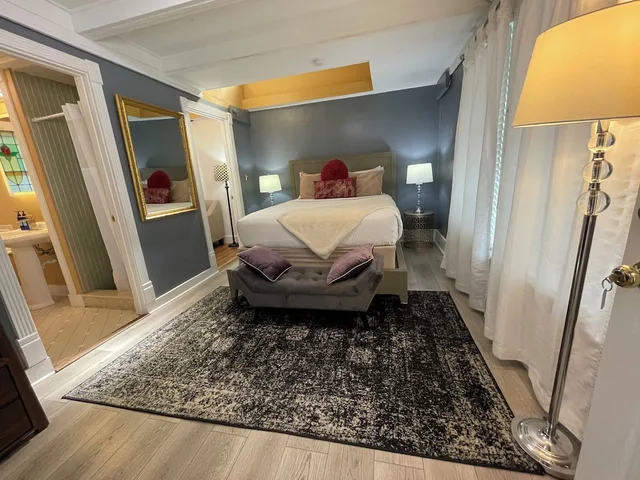 جناح كومفورت بسرير كوين بإطلالة على الفناء بحوض جاكوزي، Peace and Plenty Inn B&B 4/5